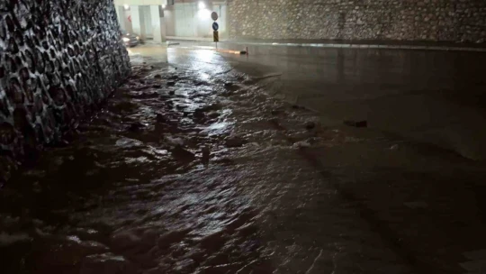 Elazığ'a şiddetli yağış: Rögarlar taştı, alt geçitleri su bastı
