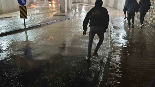 Elazığ'a şiddetli yağış: Rögarlar taştı, alt geçitleri su bastı