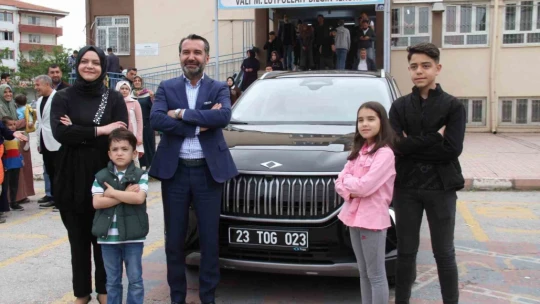 Elazığ Belediye Başkanı Şerifoğulları, TOOG ile geldiği okulda oyunu kullandı