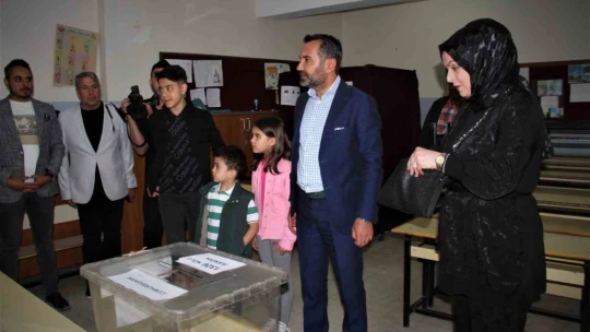 Elazığ Belediye Başkanı Şerifoğulları, TOOG ile geldiği okulda oyunu kullandı