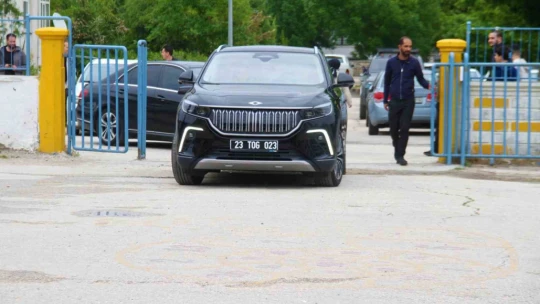Elazığ Belediye Başkanı Şerifoğulları, TOOG ile geldiği okulda oyunu kullandı