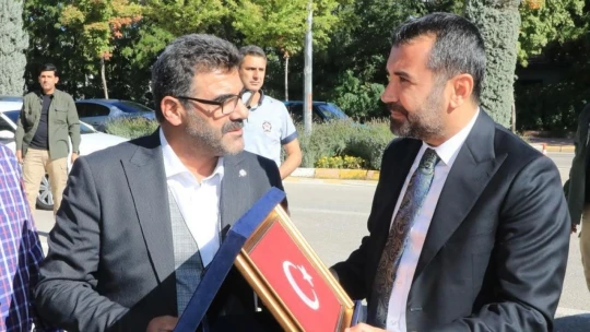 Elazığ Belediyesi çalışanlara yüzde 45 zam yaptı, Başkan Şerifoğulları kapıda çiçeklerle karşılandı
