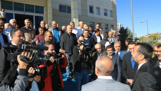 Elazığ Belediyesi çalışanlara yüzde 45 zam yaptı, Başkan Şerifoğulları kapıda çiçeklerle karşılandı