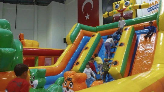 Elazığ Belediyesi, depremden etkilenen çocukları yalnız bırakmıyor