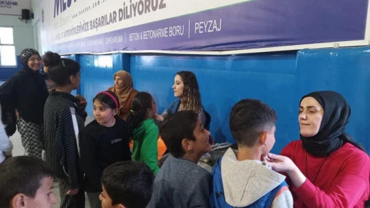 Elazığ Belediyesi, depremden etkilenen çocukları yalnız bırakmıyor