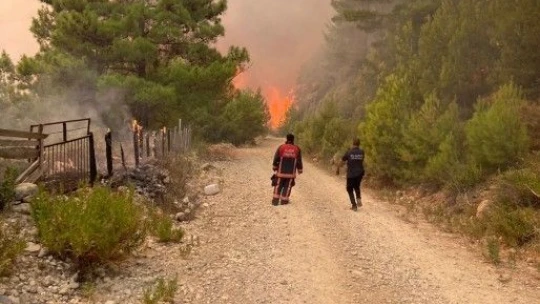 Elazığ Belediyesi itfaiye ekipleri, Manavgat'ta yangına müdahale çalışmalarını sürdürüyor