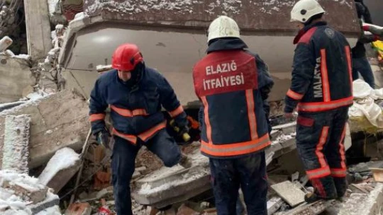 Elazığ Belediyesi itfaiye ekipleri, deprem bölgesinde