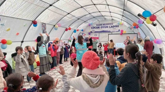 Elazığ Belediyesi kurduğu çocuk oyun çadırında depremin izlerini silmeye çalışıyor