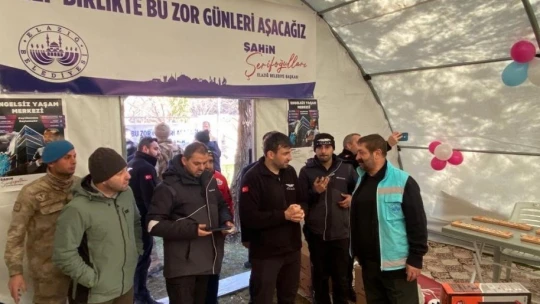Elazığ Belediyesi kurduğu çocuk oyun çadırında depremin izlerini silmeye çalışıyor