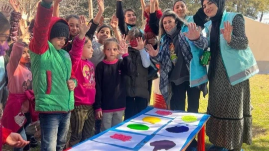 Elazığ Belediyesi kurduğu çocuk oyun çadırında depremin izlerini silmeye çalışıyor