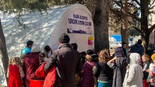 Elazığ Belediyesi kurduğu çocuk oyun çadırında depremin izlerini silmeye çalışıyor