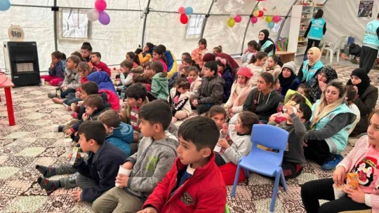 Elazığ Belediyesi kurduğu çocuk oyun çadırında depremin izlerini silmeye çalışıyor