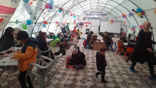 Elazığ Belediyesi kurduğu çocuk oyun çadırında depremin izlerini silmeye çalışıyor