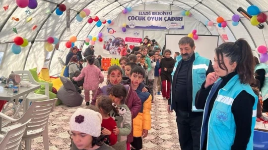 Elazığ Belediyesi kurduğu çocuk oyun çadırında depremin izlerini silmeye çalışıyor