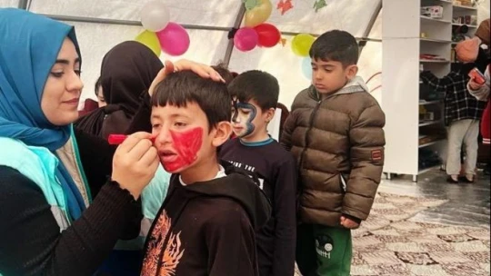 Elazığ Belediyesi kurduğu çocuk oyun çadırında depremin izlerini silmeye çalışıyor