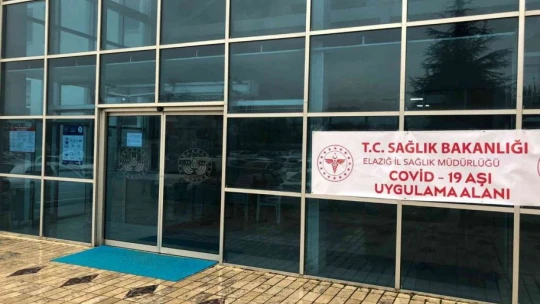 Elazığ Belediyesi ve adliye binasında aşı standı kuruldu