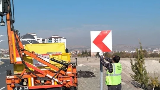 Elazığ Belediyesi yön levhalarını yeniliyor