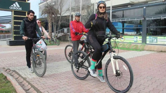Elazığ Bisiklet Topluluğundan en anlamlı tur: Hem spor yaptılar hem de sokak hayvanlarını beslediler