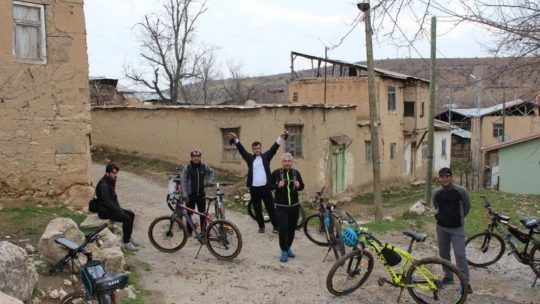 Elazığ Bisiklet Topluluğundan en anlamlı tur: Hem spor yaptılar hem de sokak hayvanlarını beslediler