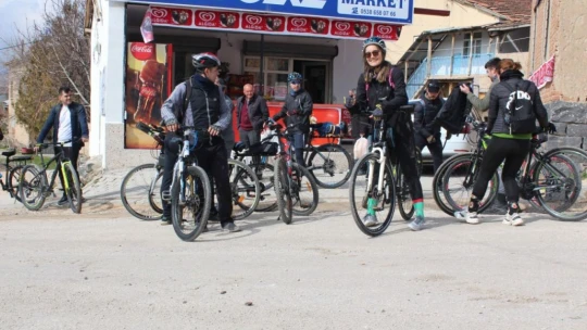 Elazığ Bisiklet Topluluğundan en anlamlı tur: Hem spor yaptılar hem de sokak hayvanlarını beslediler