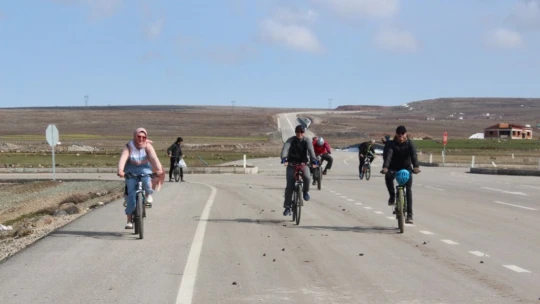 Elazığ Bisiklet Topluluğundan en anlamlı tur: Hem spor yaptılar hem de sokak hayvanlarını beslediler