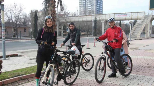 Elazığ Bisiklet Topluluğundan en anlamlı tur: Hem spor yaptılar hem de sokak hayvanlarını beslediler