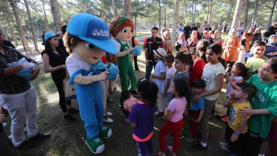 Elazığ çocuklar hem çevreyi temizledi hem eğlendi