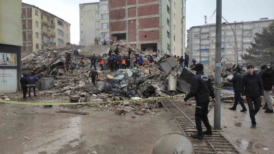 Elazığ'da 'Çöken bina altında 2 polis kaldı' iddiası