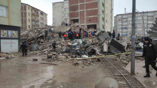Elazığ'da 'Çöken bina altında 2 polis kaldı' iddiası