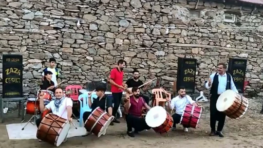 'Davulcu tutulması': 5 davulcunun şovu kameralarda