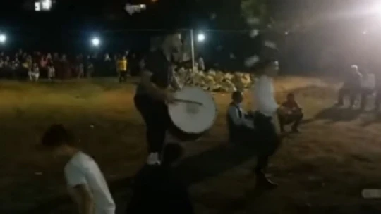 'Davulcu tutulması': 5 davulcunun şovu kameralarda