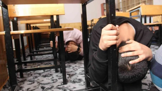 Elazığ'da 'Deprem Anı, Çök Kapan Tutun ve Tahliye' tatbikatı yapıldı