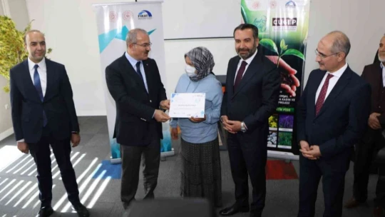 Elazığ'da genç çiftçilere sertifikaları verildi