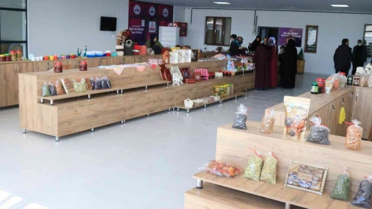 Elazığ'da 'Hayme Ana Kadınlar Semt Pazarı' hizmete girdi