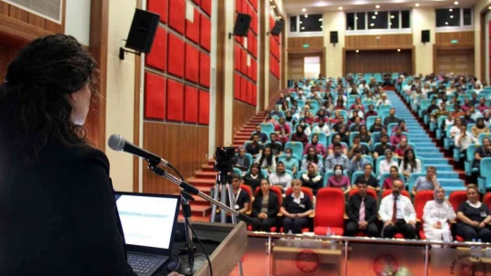 Elazığ'da 'Hemşirelikte Güçlendirme' konferansı verildi