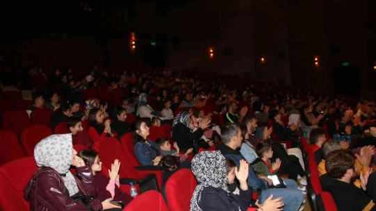 Elazığ'da 'Momo' adlı çocuk tiyatro oyununa yoğun ilgi
