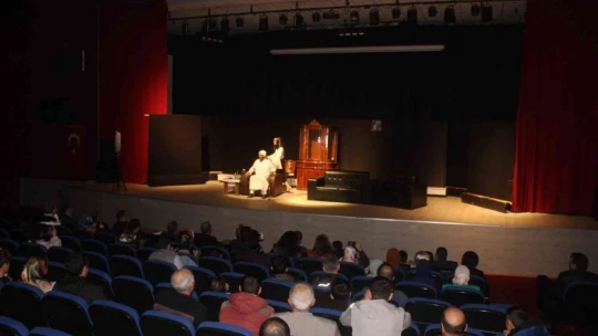 Elazığ'da 'Newiş Newişe' tiyatro oyunu büyük ilgi gördü