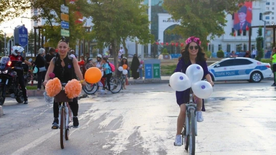 Elazığ'da 'Süslü Kadınlar' Otomobilsiz Kentler Günü için pedal çevirdi