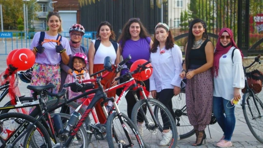 Elazığ'da 'Süslü Kadınlar' Otomobilsiz Kentler Günü için pedal çevirdi