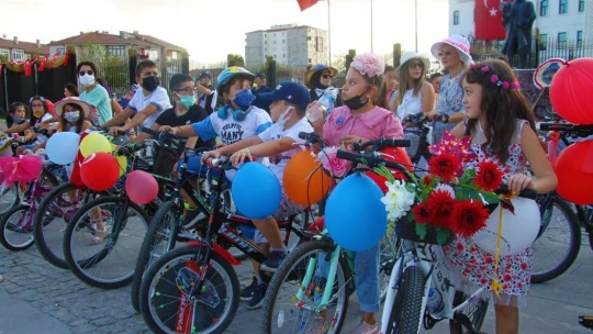 Elazığ'da 'Süslü Kadınlar' Otomobilsiz Kentler Günü için pedal çevirdi