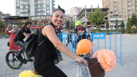 Elazığ'da 'Süslü Kadınlar' Otomobilsiz Kentler Günü için pedal çevirdi