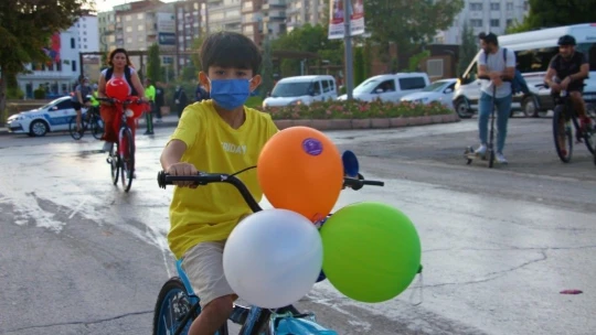 Elazığ'da 'Süslü Kadınlar' Otomobilsiz Kentler Günü için pedal çevirdi