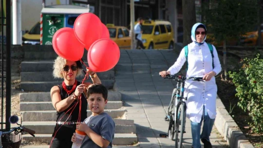 Elazığ'da 'Süslü Kadınlar' Otomobilsiz Kentler Günü için pedal çevirdi
