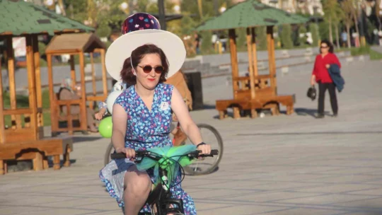 Elazığ'da 'Süslü Kadınlar' pedal çevirdi