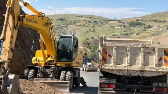 Elazığ'da yol bakım ve onarım çalışmaları sürüyor