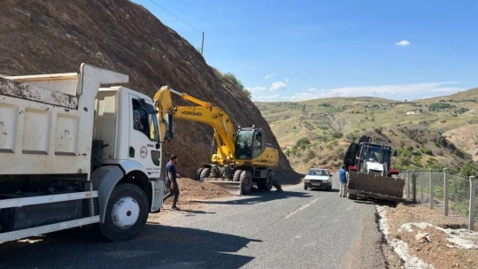 Elazığ'da yol bakım ve onarım çalışmaları sürüyor