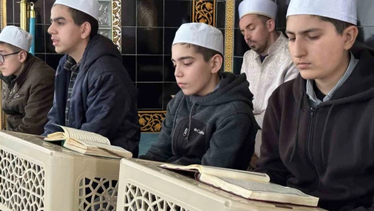 Elazığ'da 14 asırlık mukabele geleneğini genç hafızlar sürdürüyor