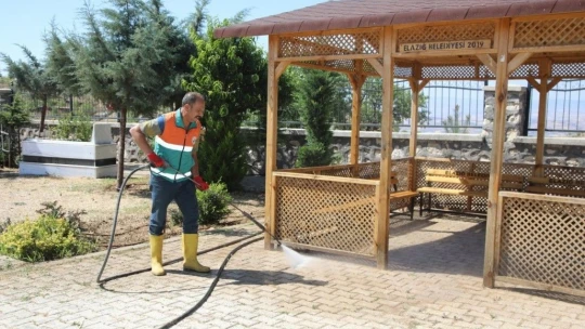 Elazığ'da 15 Temmuz öncesi şehit mezarlıkları temizlendi
