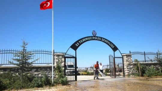 Elazığ'da 15 Temmuz öncesi şehit mezarlıkları temizlendi