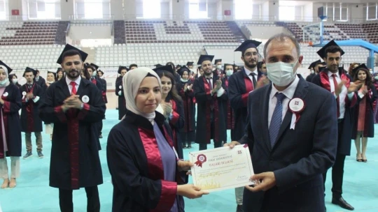 Elazığ'da 155 Doktor Adayı Kep Attı